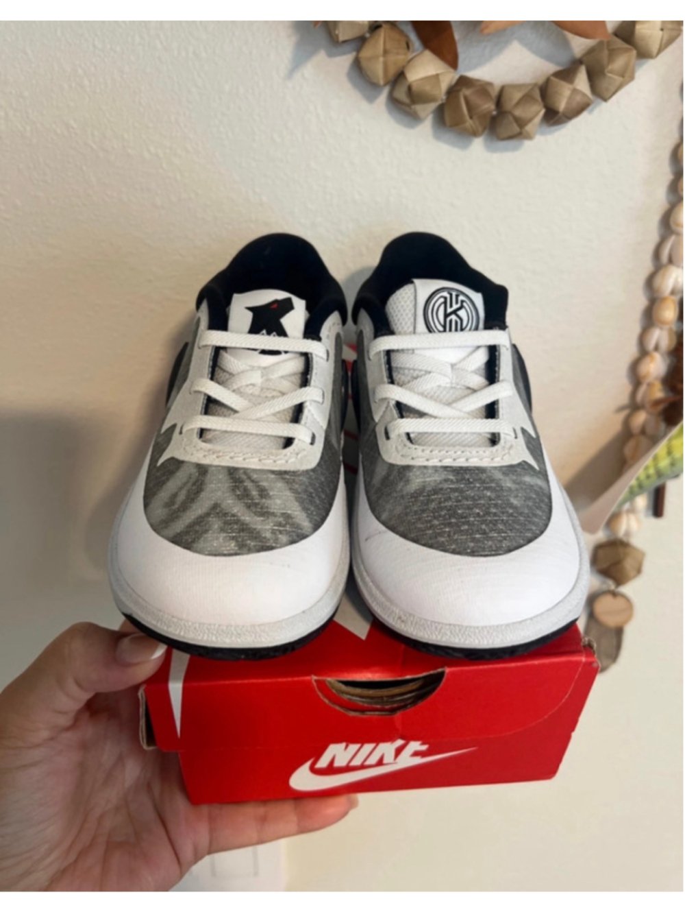 Nike Kyrie 8 GO (PS) in white university red size 10c - Picture 2 of 7